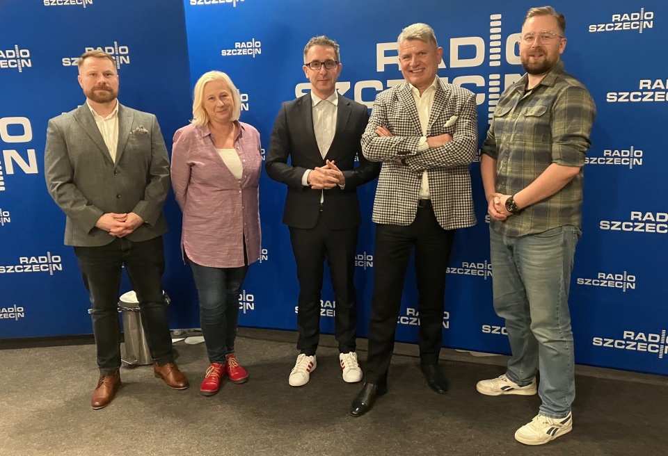 Goście audycji (od lewej): dr Hubert Dyba, Agata Rokicka (autorka), dr hab. n. med. Tomasz Wojdacz, dr inż. Jerzy Szkwarek i Jakub Gibowski.