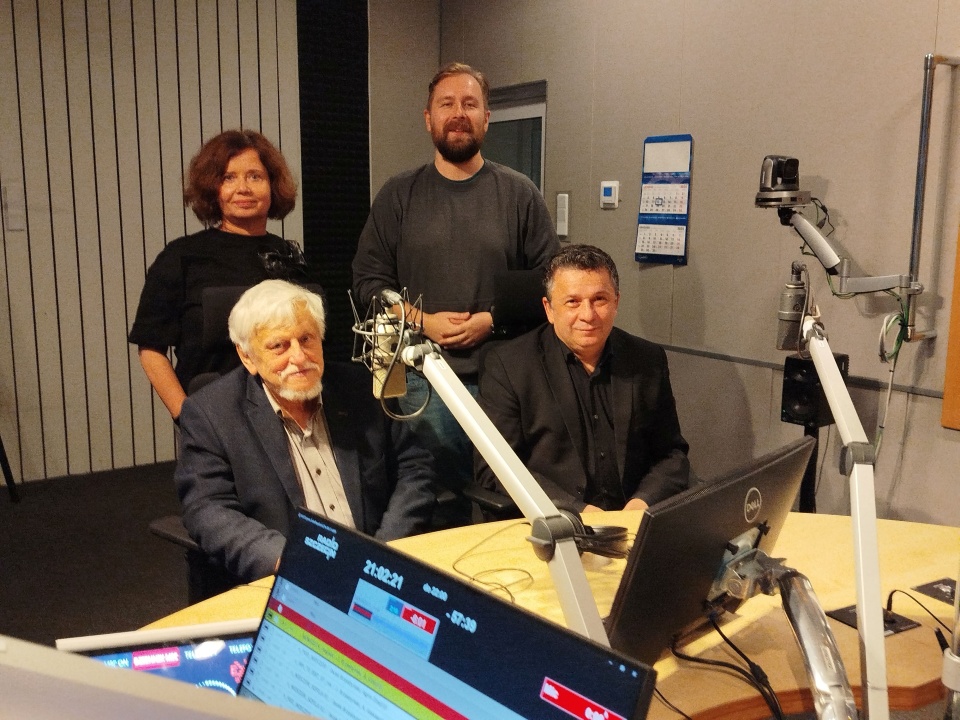 Stoją (od lewej): Barbara Markowska i Jakub Gibowski, siedzą (również od lewej):Krzysztof Marcinowski i Przemysław Wraga