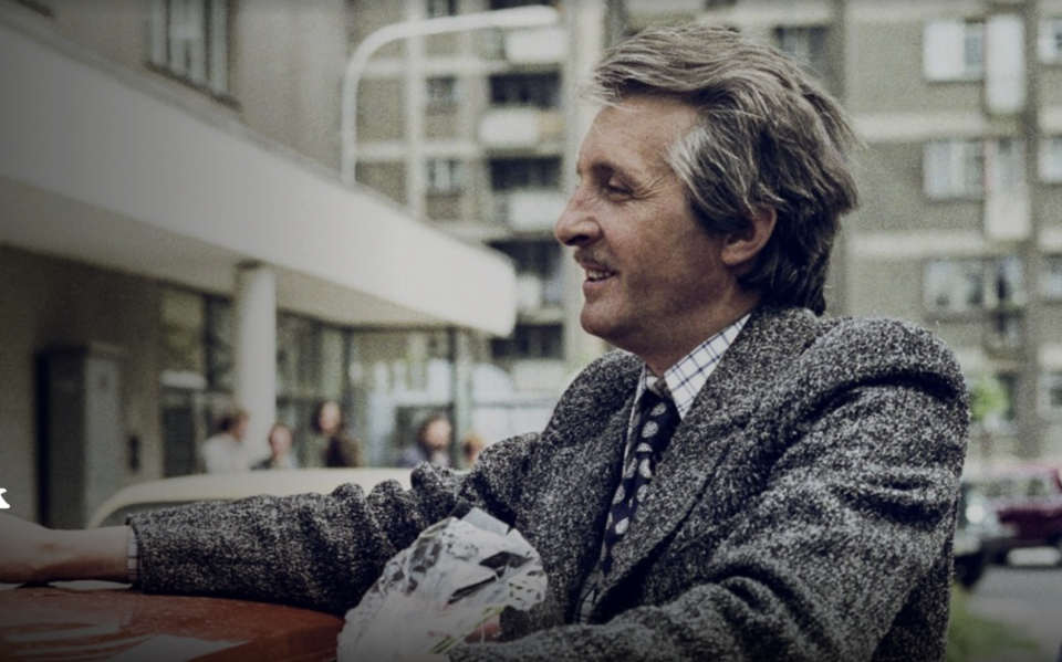 Fot. Zrzut ekranu ze strony https://vod.tvp.pl/rekonstrukcja-filmowa,158/czterdziestolatek-odcinki,280443