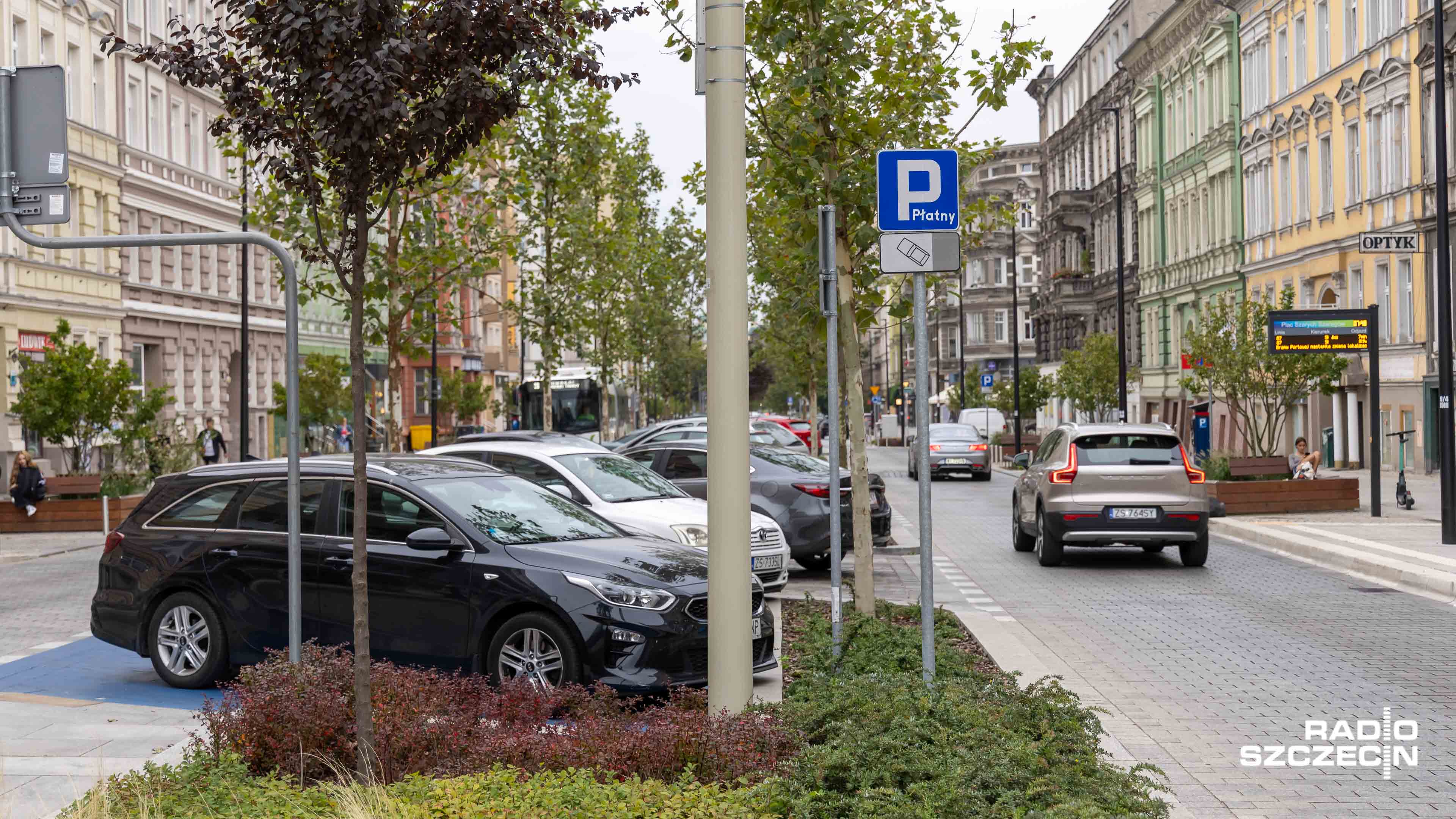 Słupki blokują wjazd do bramy - kolejne problemy z nowym odcinkiem Wojska Polskiego