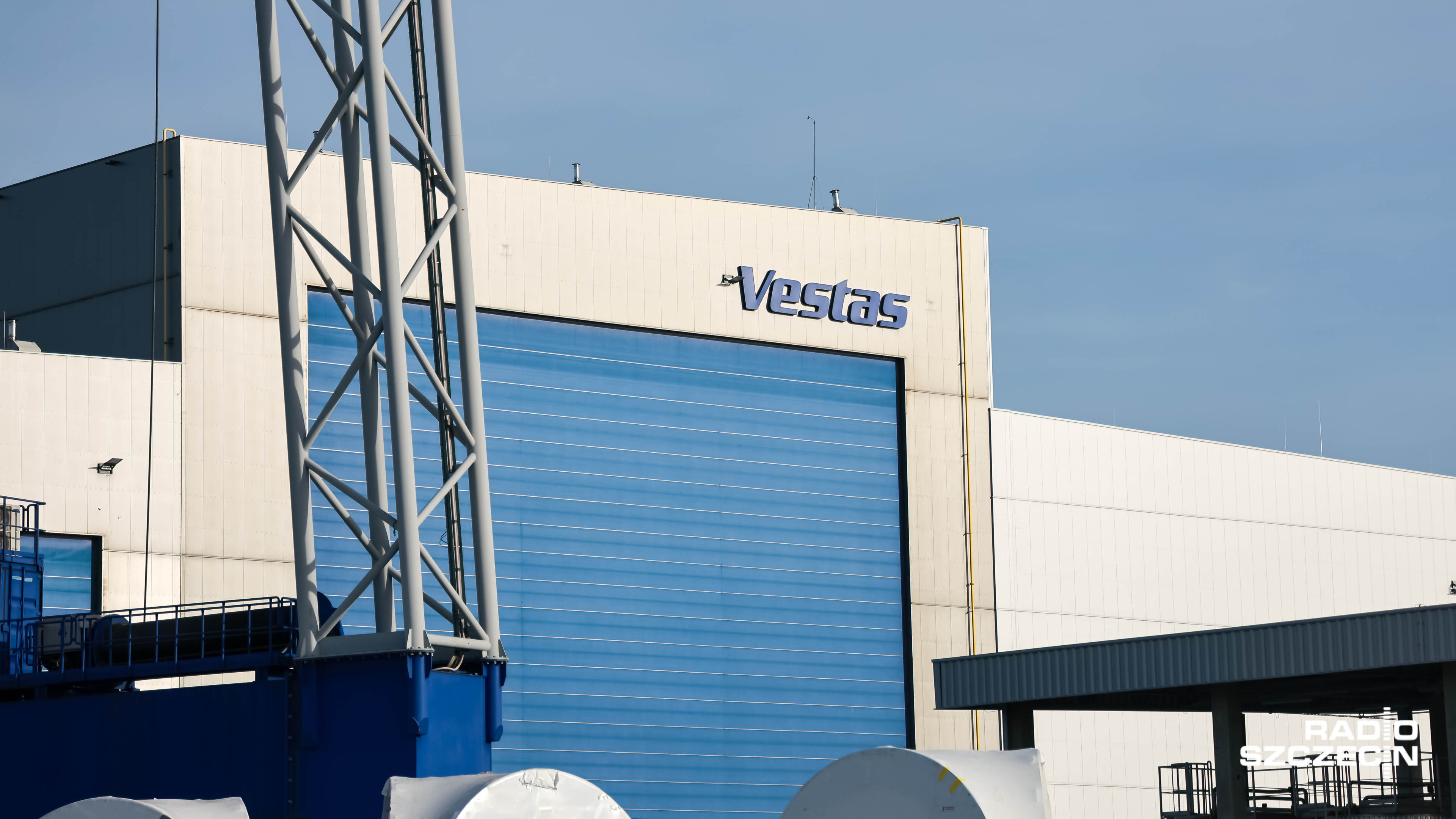 Duński Vestas rozbudowuje fabrykę łopat do turbin wiatrowych pod Goleniowem o drugą linię produkcyjną - podała w komunikacie spółka. Jak z niego wynika, w zakładzie zlokalizowanym blisko Szczecina, zatrudnienie ma zostać zwiększone z 400 do 700 pracowników.