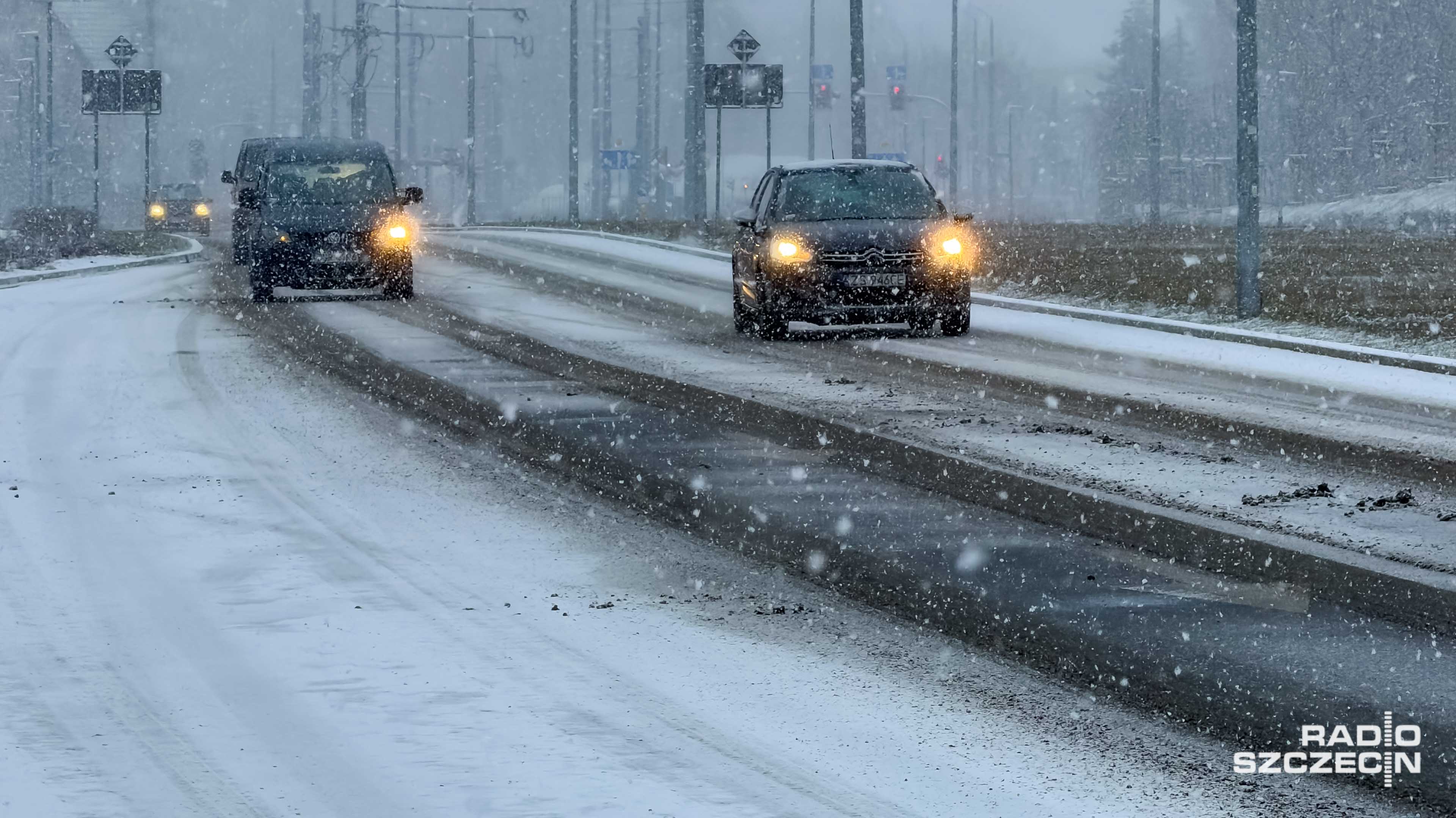 Możliwe utrudnienia na trasach regionu. W nocy i rano kolejna fala opadów śniegu