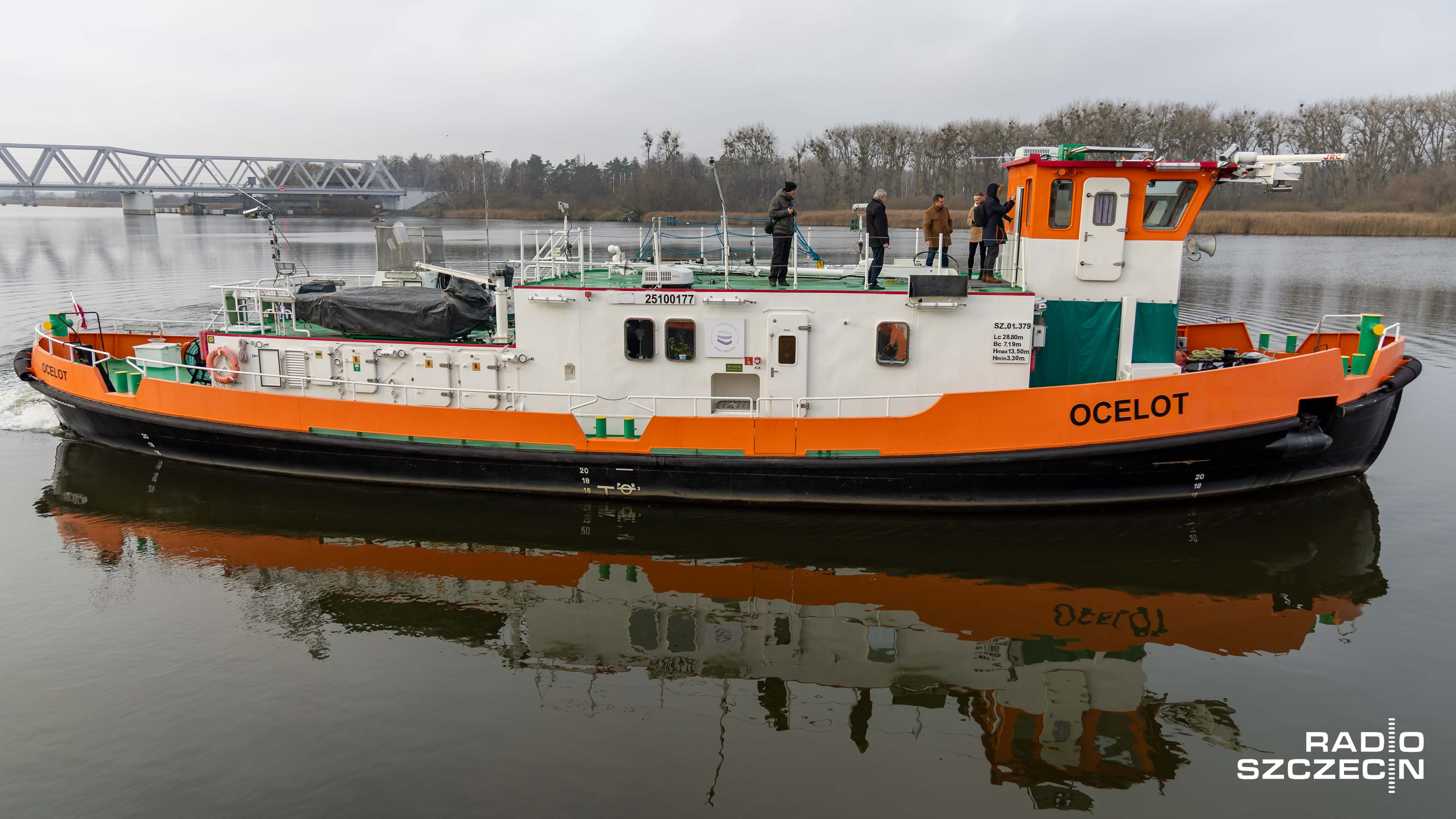 W związku z utrzymującą się ujemną temperaturą w nocy, jak i za dnia w regionie zamarzają zbiorniki wody - w tym Odra. Lodołamacze są gotowe do pracy.