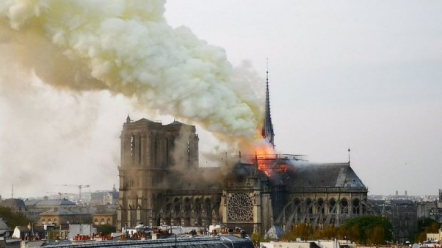 Spory wokół odbudowy katedry Notre Dame w Paryżu