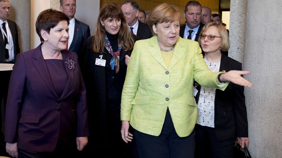 Angela Merkel i Beata Szydło po otwarciu polskiego stanowiska zwiedzały targowe ekspozycje. Szefowa niemieckiego rządu powiedziała, że to, co zobaczyły pokazuje konieczność inwestowania w rozwój technologiczny. Fot. www.premier.gov.pl/