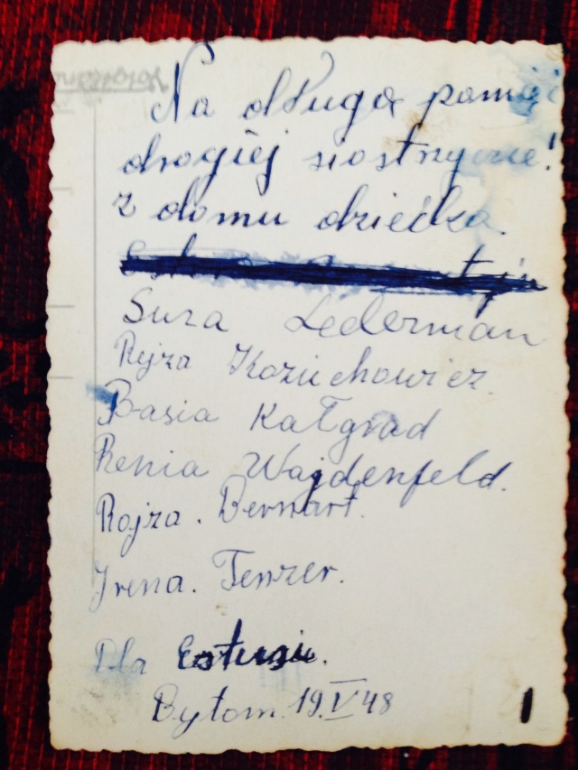 Podpisy koleżanek Estery z tyłu zdjęcia. Sierociniec w Bytomiu. Rok 1948. [zdjęcie - Marta Rebzda] "Jedność" - Marta Rebzda [REPORTAŻ]