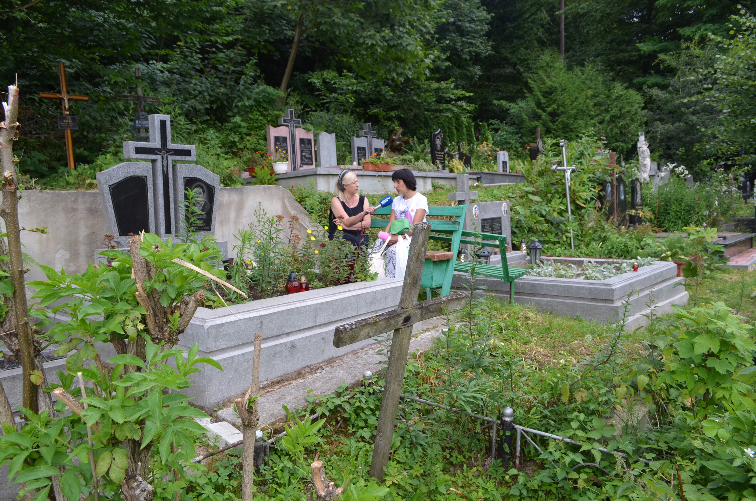 Na cmentarzu w Winnikach pod Lwowem. W środku bohaterka reportażu, Romy Sawickiej. Fot. Barbara Patlewicz