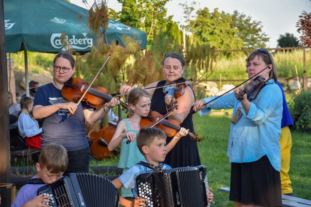 Nowa Kapela w Folwarku Juranodowo. Letni Festiwal Tradycji EtnoJurandowo 2024 w obiektywie Oli Jasińskiej „Na Folwarku Etno - Jurandowo” - reportaż Małgorzaty Furgi