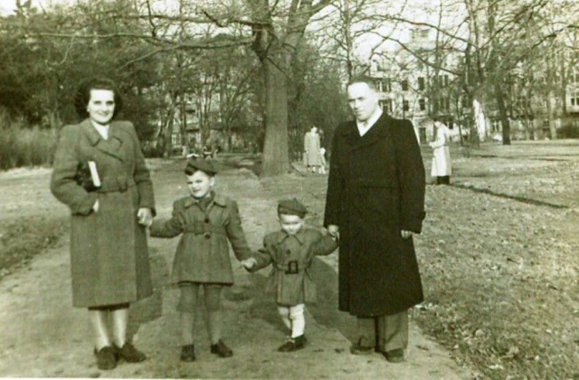 Nasza Rodzinka - rok 1953 (ten najmniejszy to ja). Fot. ze zbiorów rodzinnych "Mamusia" - reportaż Anny Kolmer