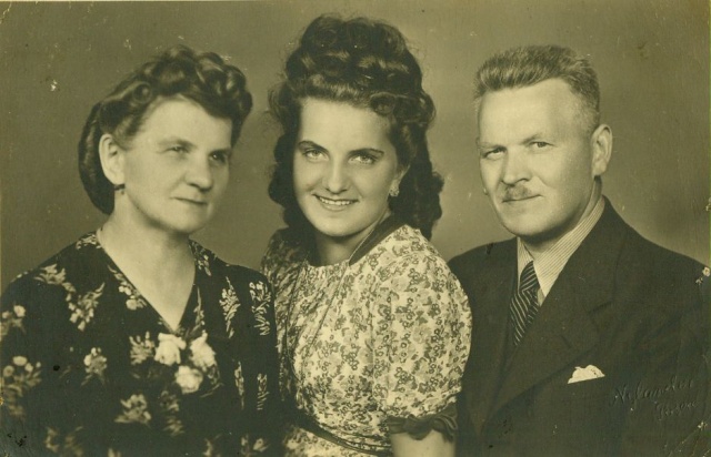 Mamusia z Rodzicami, tj. Babcia Juliana i Dziadek Bernard - prawdopodobnie 1945 rok. Fot. ze zbiorów rodzinnych "Mamusia" - reportaż Anny Kolmer