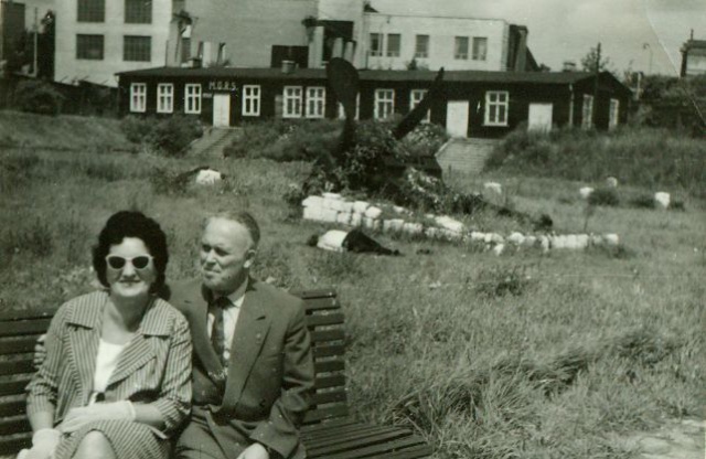 Rodzice na terenie Kapitanatu Portu w Szczecinie - około 1967 roku. Fot. ze zbiorów rodzinnych "Mamusia" - reportaż Anny Kolmer
