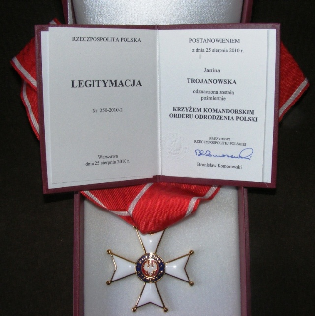 Krzyż Komandorski OOP - 2010 rok - dopiero wówczas uznano Mamusi zasługi. Fot. ze zbiorów rodzinnych "Mamusia" - reportaż Anny Kolmer