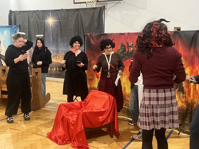 Jasełka w Liceum Ogólnokształcącym z Oddziałami Integracyjnymi w Szczecinie. Fot. Małgorzata Gwiazda-Elmerych [Radio Szczecin] "Baba od Jasełek" - reportaż Małgorzaty Gwiazdy-Elmerych