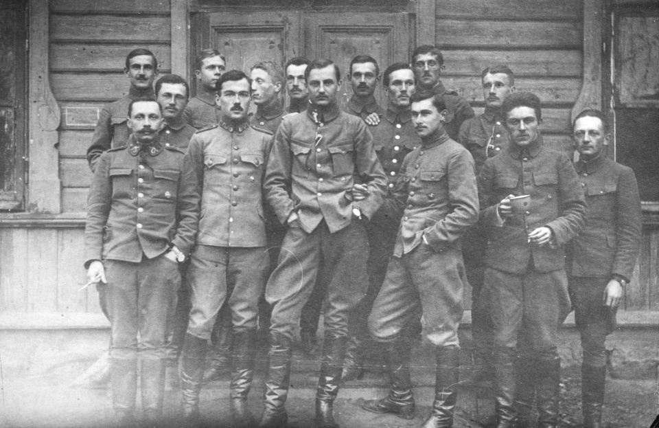 Grupa oficerów I Brygady Legionów po wycofaniu Legionów z linii frontu do Baranowicz. W pierwszym rzędzie piąta osoba od lewej - to kpt. Tadeusz Sokołowski. Zdjęcie z zasobów NAC.​