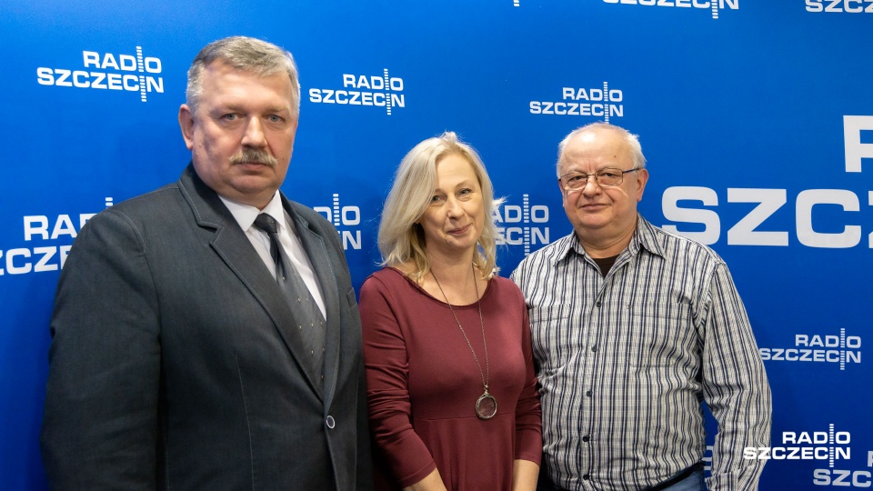 Od lewej: Jarosław Burba - Burmistrz Nowego Warpna. Agata Rokicka oraz Zenon Owczarek - miłośnik historii, regionalista, prowadzący stronę www.nowewarpno-neuwarp.pl. Fot. Robert Stachnik