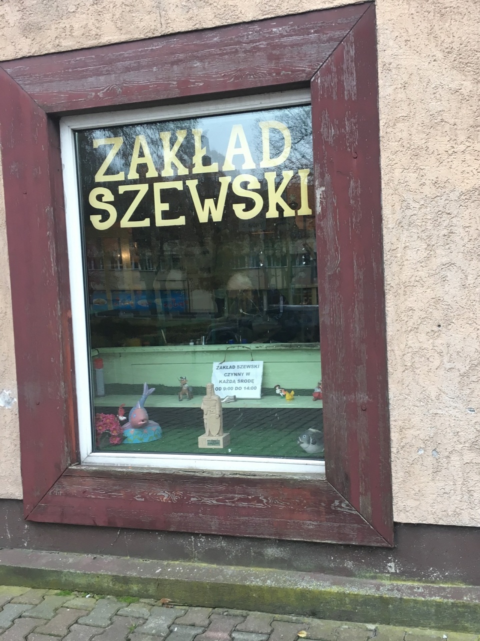 Witryna zakładu szewskiego w Mieszkowicach