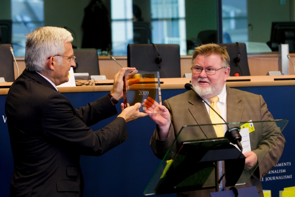 Przewodniczący Jerzy Buzek (2009 rok) wręcza nagrodę Zbigniewowi Plesnerowi. Fot.ze strony www.europarl.europa.eu