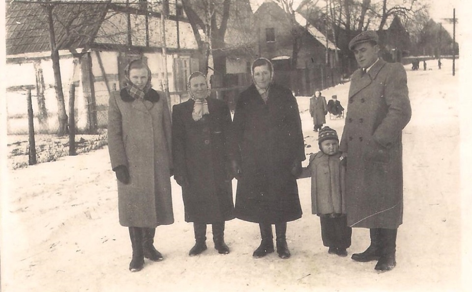 fot. ze zbiorów rodzinnych, od lewej strony: Bronisława Ziemba, jej siostra Maria siostra męża Anna oraz mąż bohaterki reportażu oraz synowie: Józef i Kazimierz