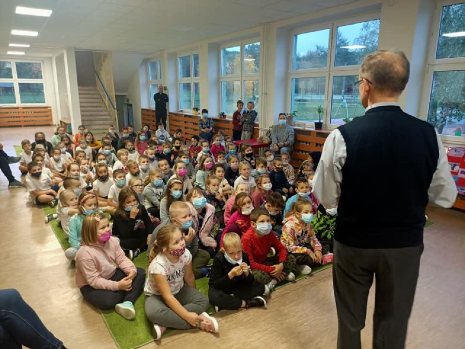Ks.prof. Piotr Nawrot na spotkaniu z uczniami szkoły podstawowej