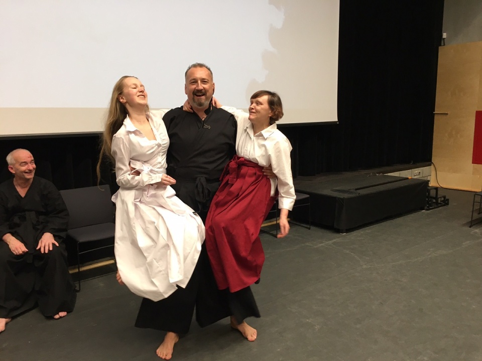 Jerzy Grzegorek z Olą i Alą, tancerkami w spektaklu "Korowód w Bluesie. Mandala"