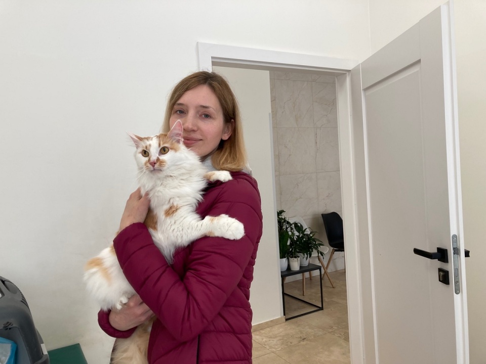 Maria z kotem czeka na wizytę w gabinecie weterynaryjnym