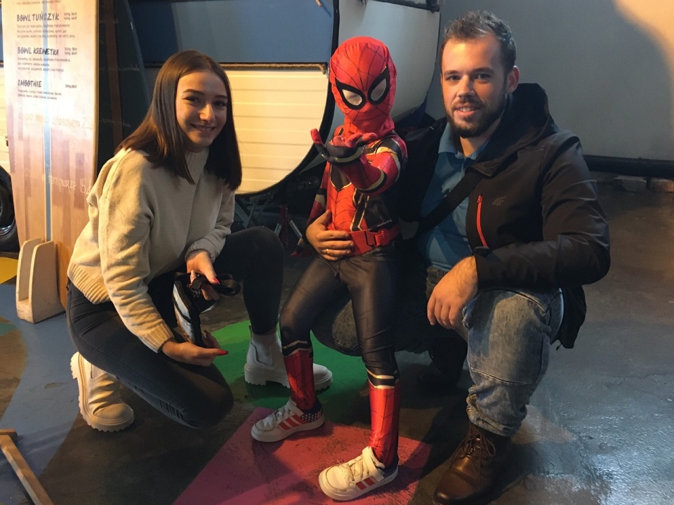 Xavier z Kłodzka z rodzicami na urodzinach Ligii Superbohaterów