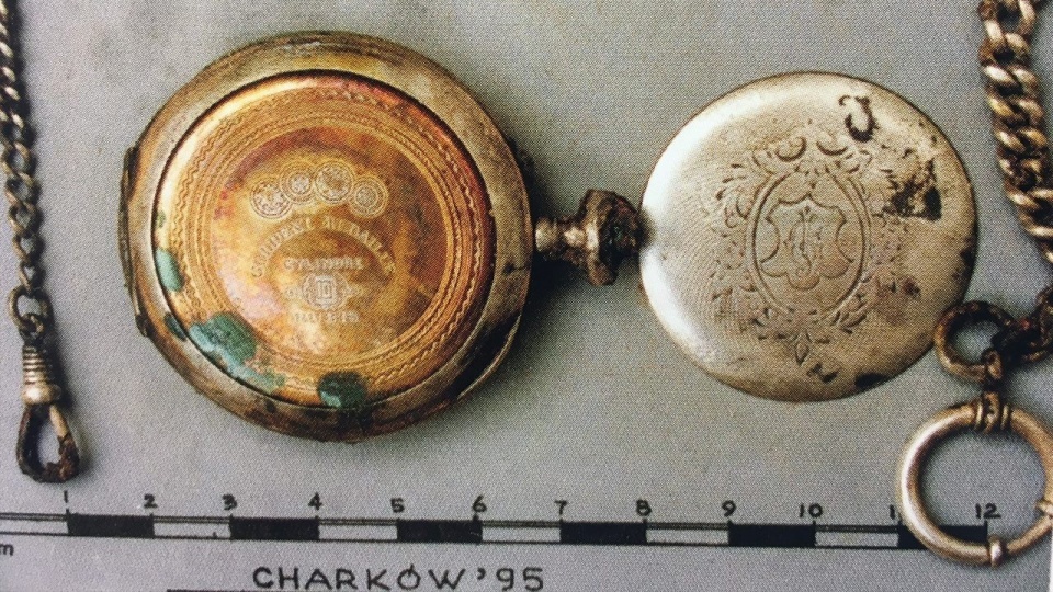 Artefakty wydobyte z "dołów śmierci" w Charkowie