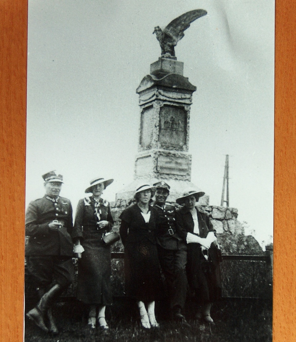 Pomnik por. Michała Lubicz-Sawickiego - zdjęcie robione przed wojną. Fot. ze zbiorów prywatnych