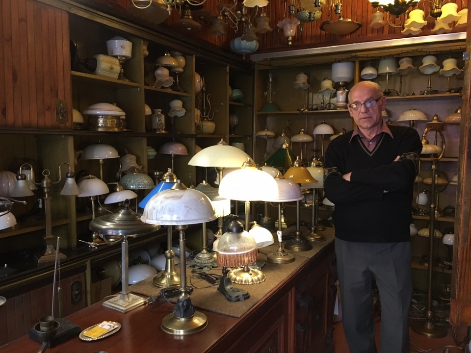 Lech Turkowski - właściciel sklepu ze starymi lampami, fot. Małgorzata Furga | "W świetle starej lampy" - reportaż Małgorzaty Furgi