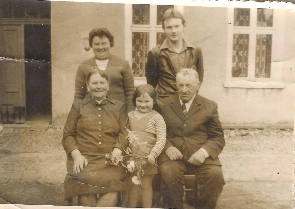 Na dole z lewej strony Antonina Mielnik, Ela Piotrowska, Wiktor Mielnik, z tyłu Stanisława Piotrowska z synem Edwardem.