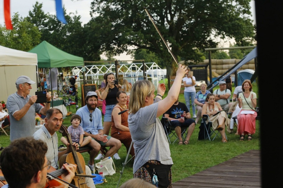 Katarzyna Janiszewska i jej uczestnicy warsztatów