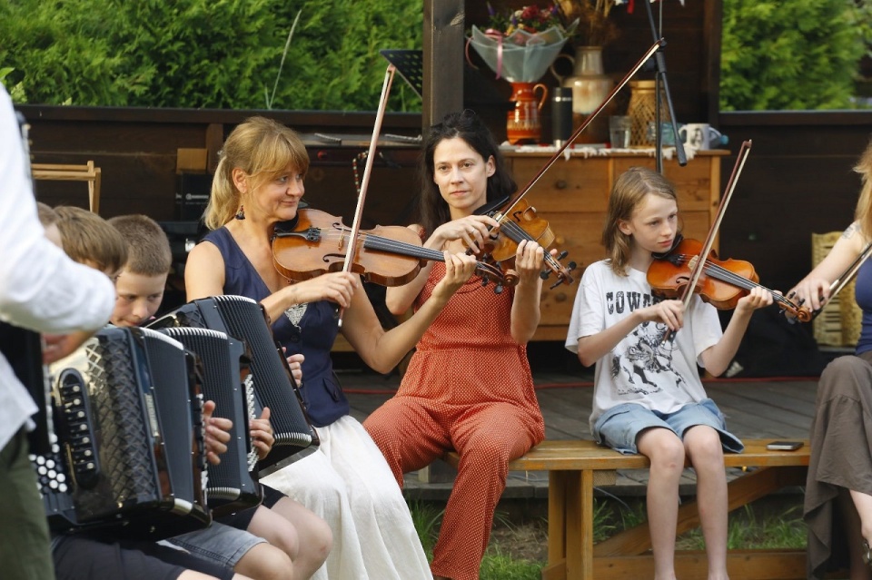 Muzykanci - uczestnicy warsztatów muzycznych w Etno - Jurandowie