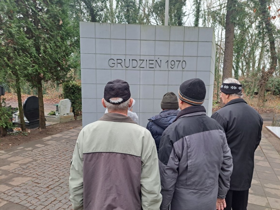 Przy Pomniku Ofiar Grudnia 70 na Cmentarzu Centralnym. Fot. Anna Kolmer [Radio Szczecin]