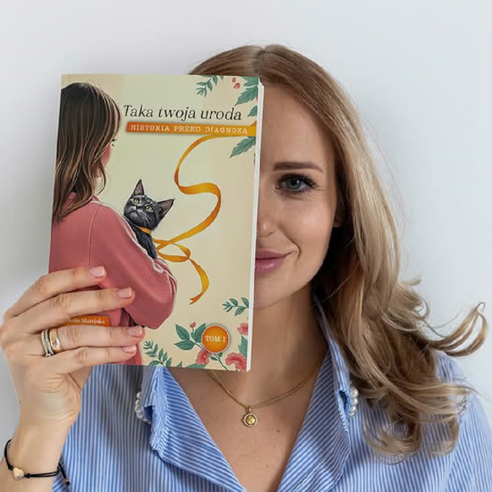 Autorka i bohaterka reportażu ze swoją książką, fot.N. Matejska