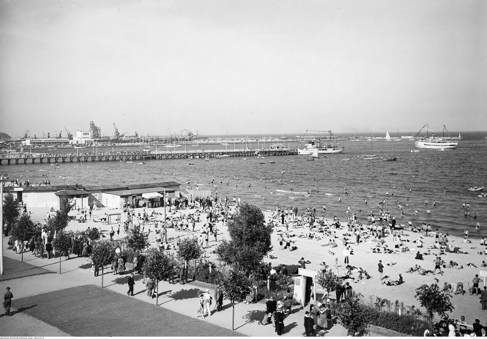 Gdynia. Plaża i port w okresie międzywojennym. Archiwum fotograficzne Henryka Poddębskiego [wikipedia.org]