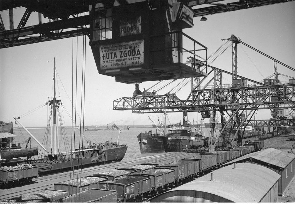 Molo węglowe w Gdyni w okresie międzywojennym. Archiwum fotograficzne Henryka Poddębskiego [wikipedia.org]