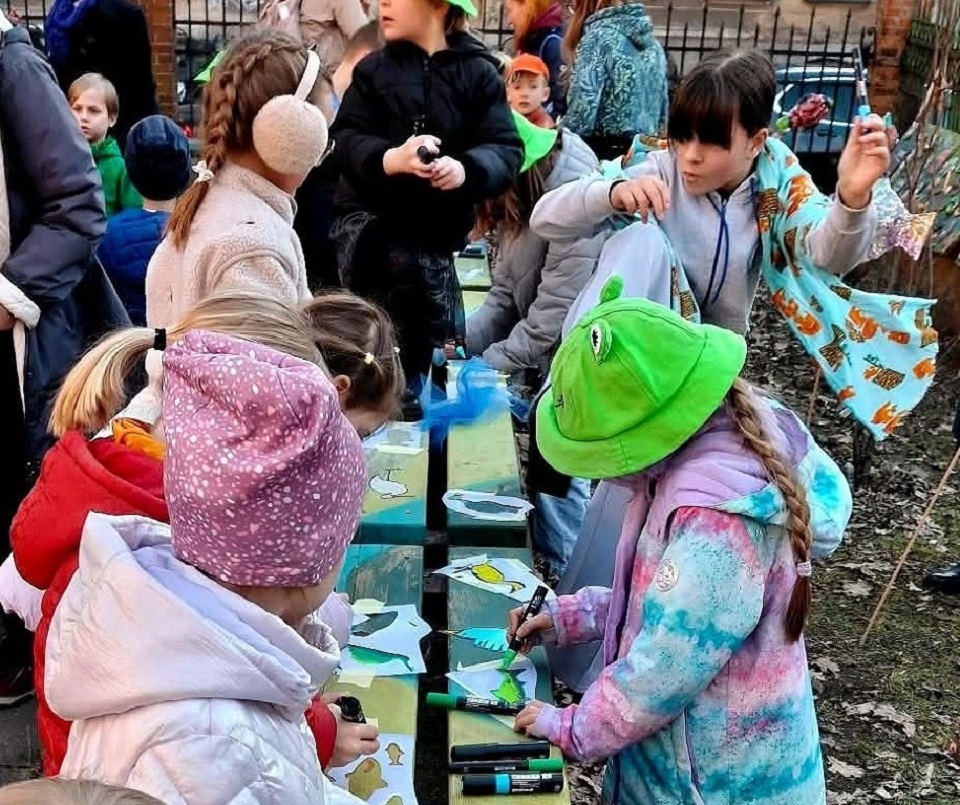 Dzieci malują ławkę podczas akcji Głos dla Odry - Pałac Młodzieży