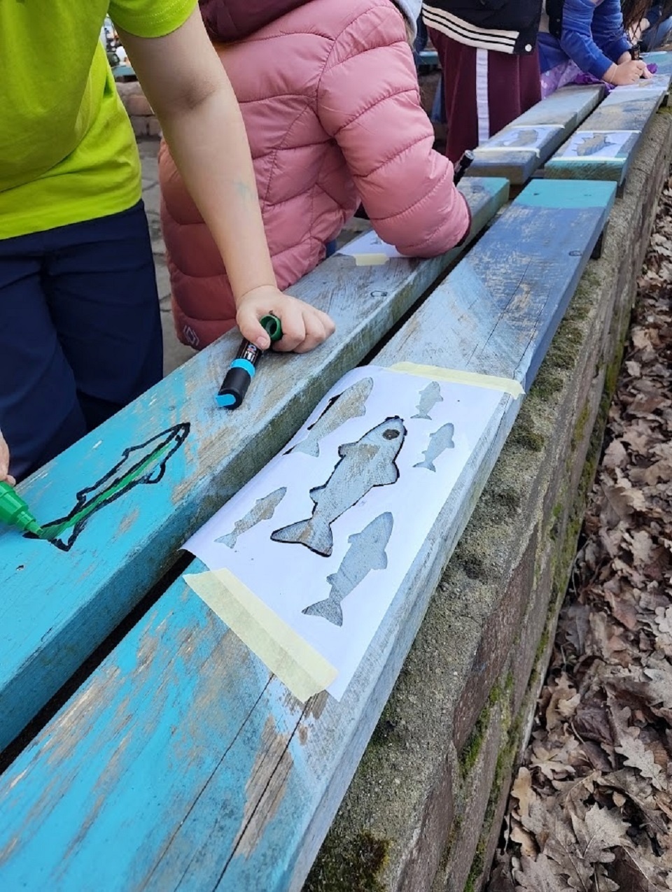 Malowanie ławeczki na podwórku Pałacu Młodzieży