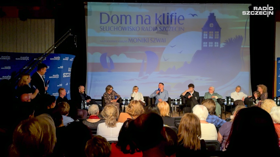 fot. Wojciech Ochrymiuk, na zdjęciu od lewej siedzą: Aleksander Różanek, Konrad Pawicki, Maria Brzostyńska, Marta Uszko, Wawrzyniec Szwaja, Maciej Kowalik, Małgorzata Chryc-Filary, Paulina Janczak, Konstanty Kukułka, Dominika Sell-Kukułka. Prowadzenie: Joanna Skonieczna, Sebastian Wierciak