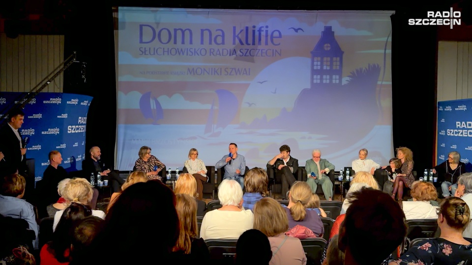 fot. Wojciech Ochrymiuk, na zdjęciu od lewej siedzą: Aleksander Różanek, Konrad Pawicki, Maria Brzostyńska, Marta Uszko, Wawrzyniec Szwaja, Maciej Kowalik, Małgorzata Chryc-Filary, Paulina Janczak, Konstanty Kukułka, Dominika Sell-Kukułka, Ewa Sobiech. Prowadzenie: Joanna Skonieczna, Sebastian Wierciak