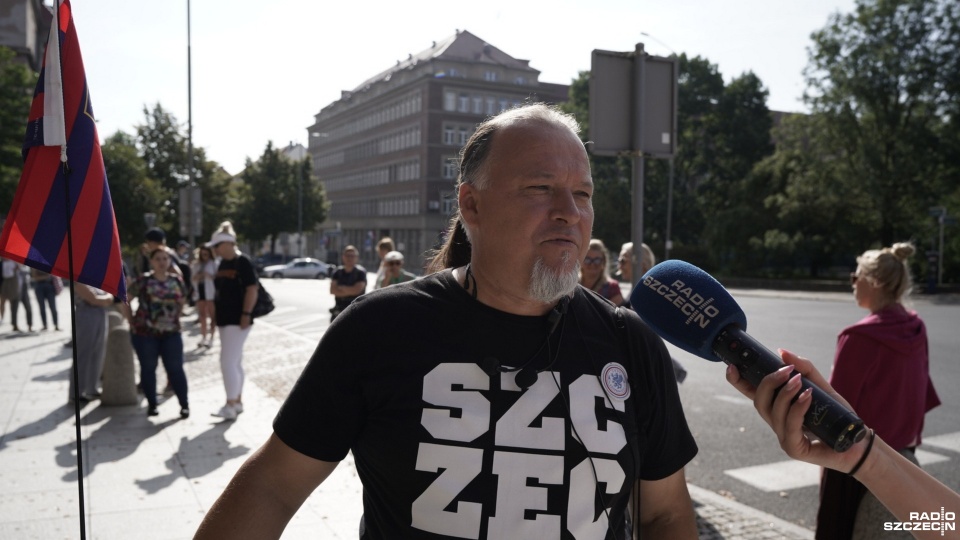 Tomasz Wieczorek - przewodnik miejski podczas jednego z radiowych spacerów literackich, fot. Maciej Papke