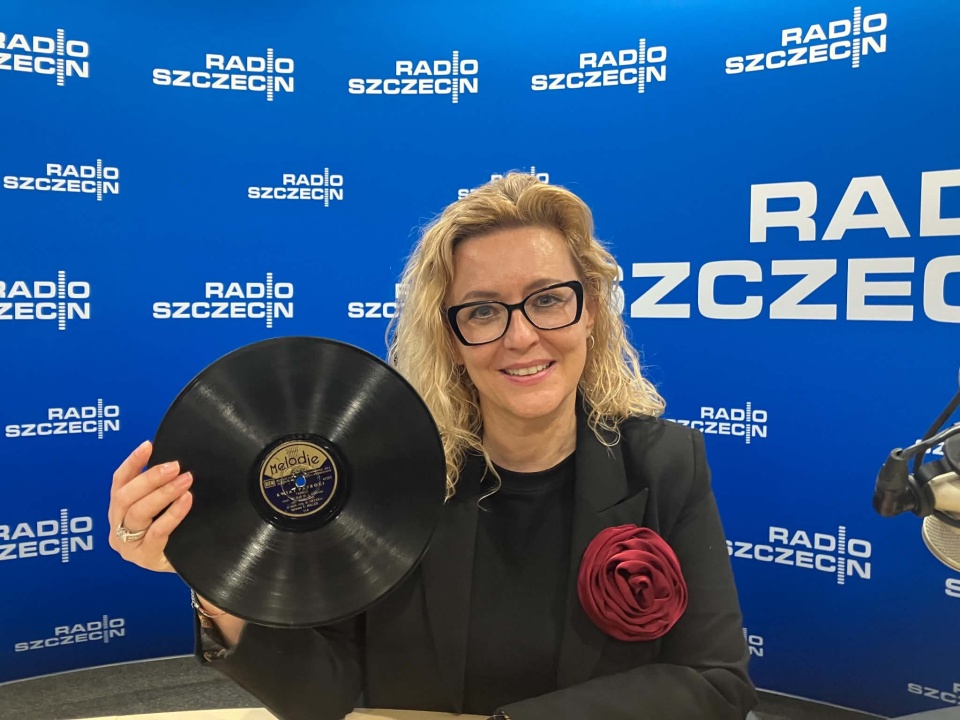 Sylwia Trojanowska z oryginalną płytą Tadeusza Millera, fot. Joanna Skonieczna