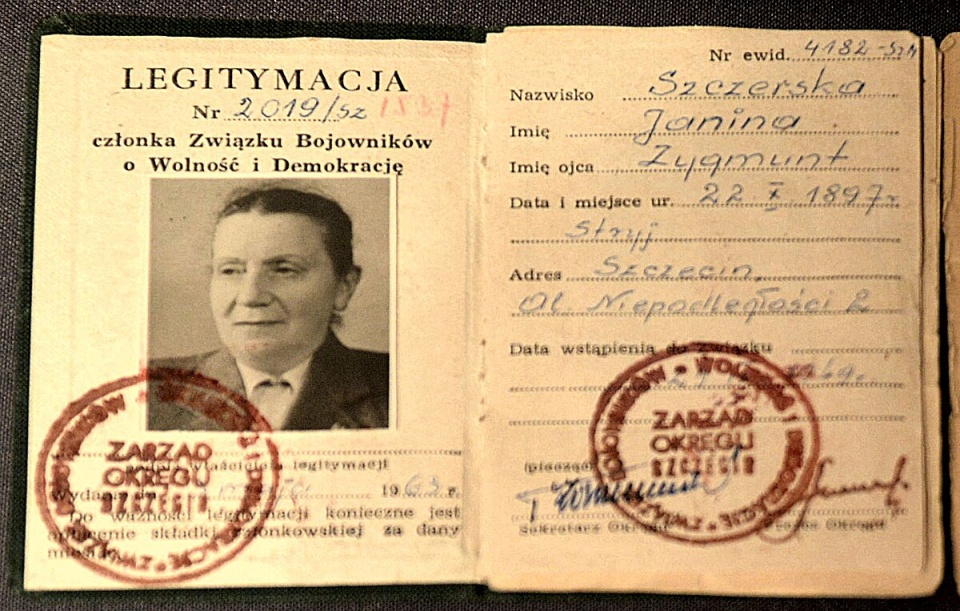 Legitymacja ZBoWiD Janiny Szczerskiej, pierwszej dyrektorki pierwszej polskiej szkoły w powojennym Szczecinie. 1963 rok. [wikipedia.org]