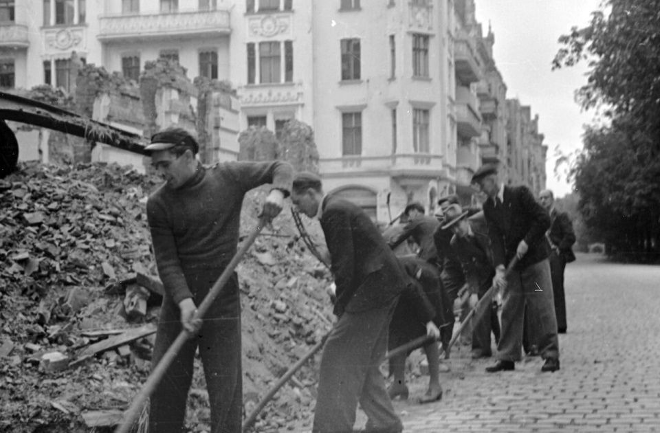Róg ul. Mariana Buczka (obecnie Józefa Piłsudskiego) i Mazurskiej. Odruzowywanie. Budowa SDM. Fot. Wojskowa Agencja Fotograficzna
