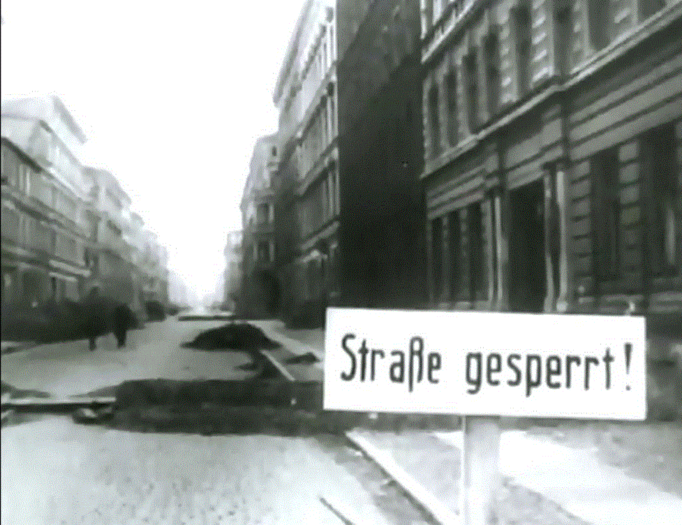 1945 Szczecin Strasse gesperrt - ten napis zabranial przejscia prez ulice pod obstrzałem sowieckiej artylerii