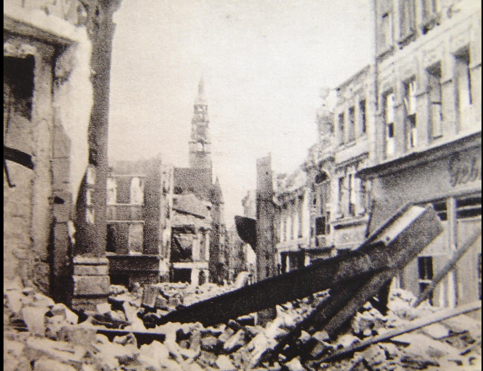 Szczecin ulica Staromiejska w pierwszych dniach po wesciu Rosjan. W takich ruinach urządzały swoje kryjowki niemieckie grupy dywersyjne