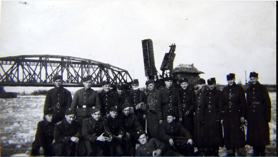 Saperzy z 5. Mazurskiego Pułku Saperów i odbudowany most kolejowy na Regalicy