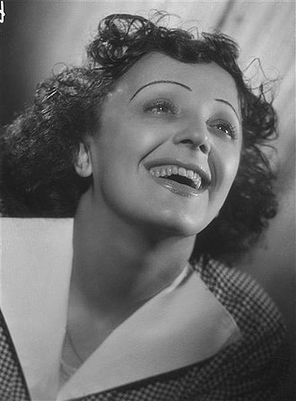 Édith Piaf (1946). Źródło: https://pl.wikipedia.org/ 