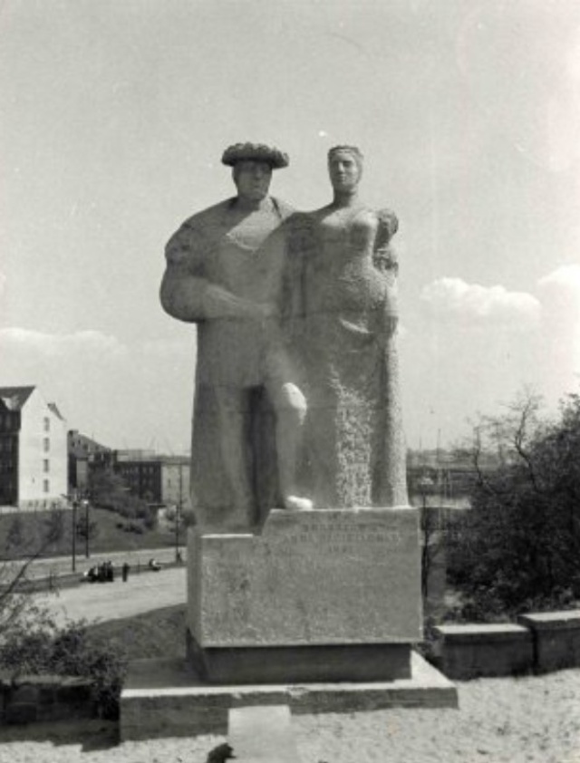 Pomnik. Bogusław X i Anna Jagiellonka. Leonia Chmielnik, Anna Paszkiewicz, 1974r. Źródło: http://www.um.szczecin.pl 