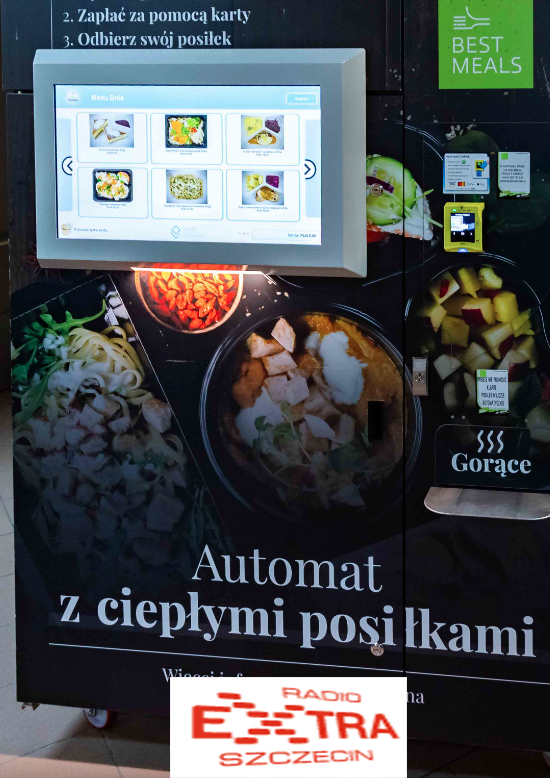 Na Politechnice Morskiej w Szczecinie zainstalowano pierwszy w mieście automat serwujący ciepłe obiady. Fot. Robert Stachnik 